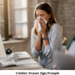 Foto ilustrativa de uma pessoa espirrando devido à alergia.