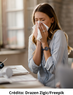 Foto ilustrativa de uma pessoa espirrando devido à alergia.