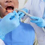 Foto ilustrativa de um dentista cuidando dos dentes de um paciente.