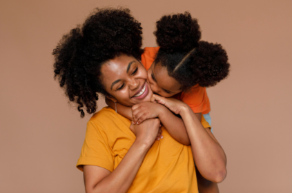 Foto ilustrativa de uma criança e sua mãe demonstrando afeto.
