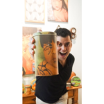 Foto de Diego Mendonça com uma das latas pintadas.