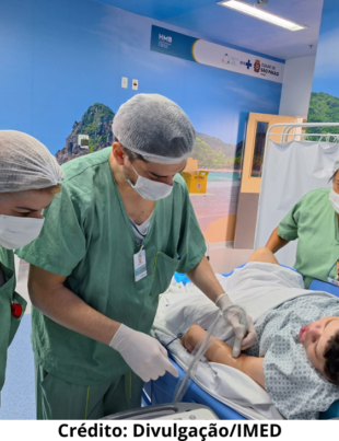Foto de paciente sendo preparado para a cirurgia de gastrostomia por equipe de enfermagem do HMB.