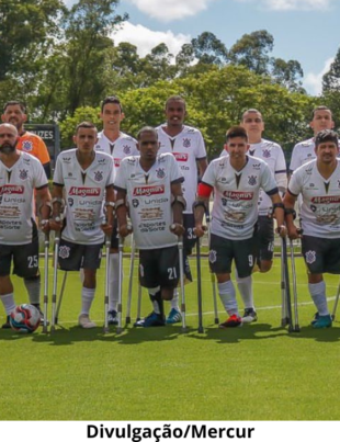 Foto da equipe de futebol de amputados do Corinthians Mogi.