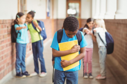 Imagem ilustrativa de um jovem sofrendo bullying na escola.