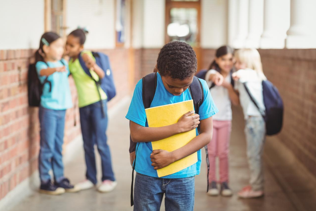 Imagem ilustrativa de um jovem sofrendo bullying na escola.