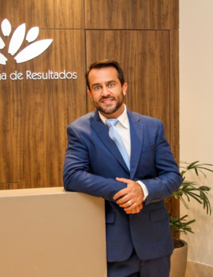 Foto do Dr. Gustavo Belligoli em sua clínica dentária.