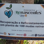 Foto da placa informativa do projeto ambiental realizado em Piracicaba.