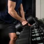 Foto ilustrativa de um homem fazendo exercícios na academia.