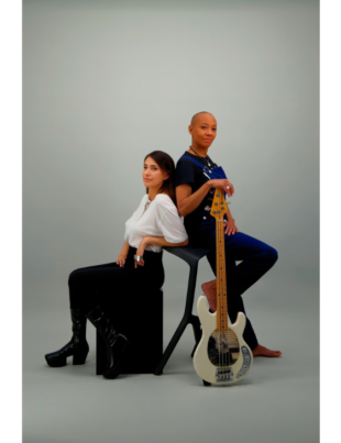 Foto da cantora Yara Lapidus com o baixista Gail Ann Dorsey.