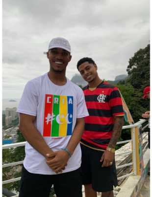 Foto do cantor Biel Funduncinho com outra pessoa.