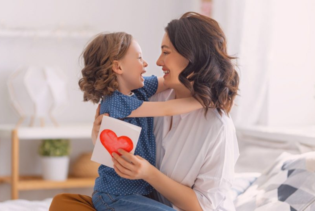 Foto ilustrativa de uma mãe e seu filho.