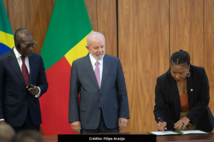 Foto do presidente Luiz Inácio Lula da Silva com o presidente do Benin e a ministra da cultura Margareth Menezes.