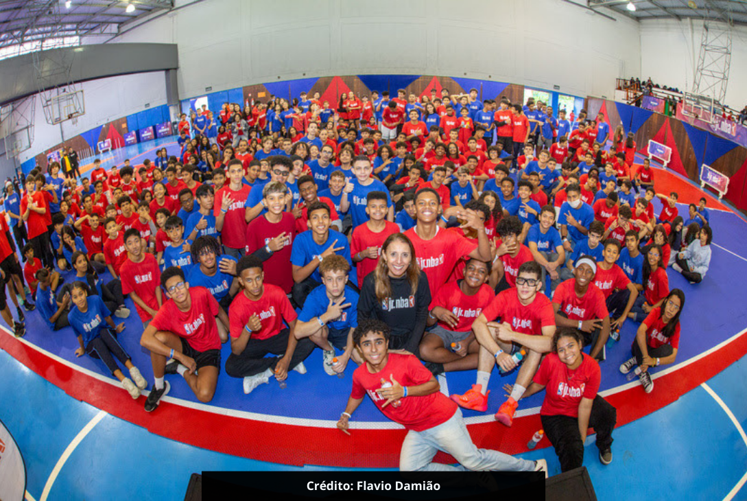 Foto das crianças participantes da terceira edição do Jr. NBA Day.