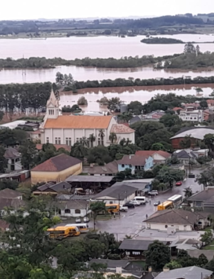 Imagem de cidade alagada do RS.