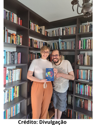 Foto dos escritores Roberta e Teofilo Tostes.