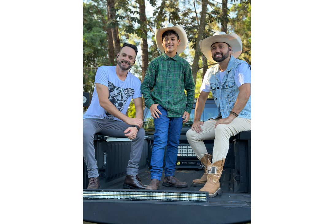 Foto da dupla Léo e Marky com Noah, filho do cantor Aleksandro.