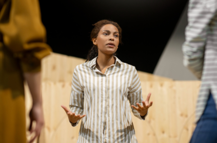 Foto ilustrativa de uma mulher negra participando de um espetáculo teatral.