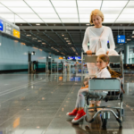 Foto ilustrativa de uma mulher e sua filha no aeroporto.