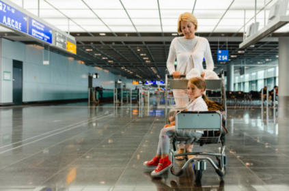 Foto ilustrativa de uma mulher e sua filha no aeroporto.