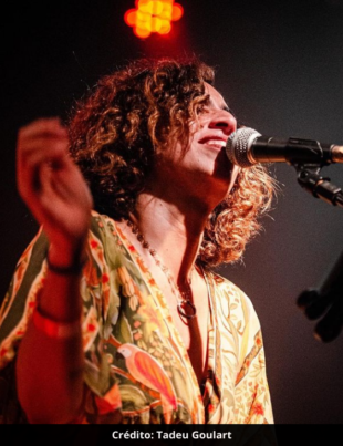 Foto de Raphaella Souza se apresentando em um show.