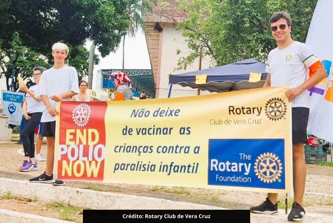 Foto de membros do Rotary Club de Vera Cruz em campanha de vacinação contra a pólio.