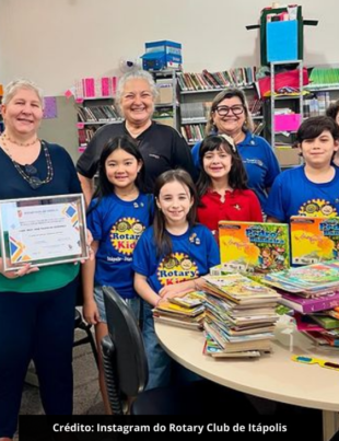Foto dos membros do Rotary Kids de Itápolis em ação de doação de livros.