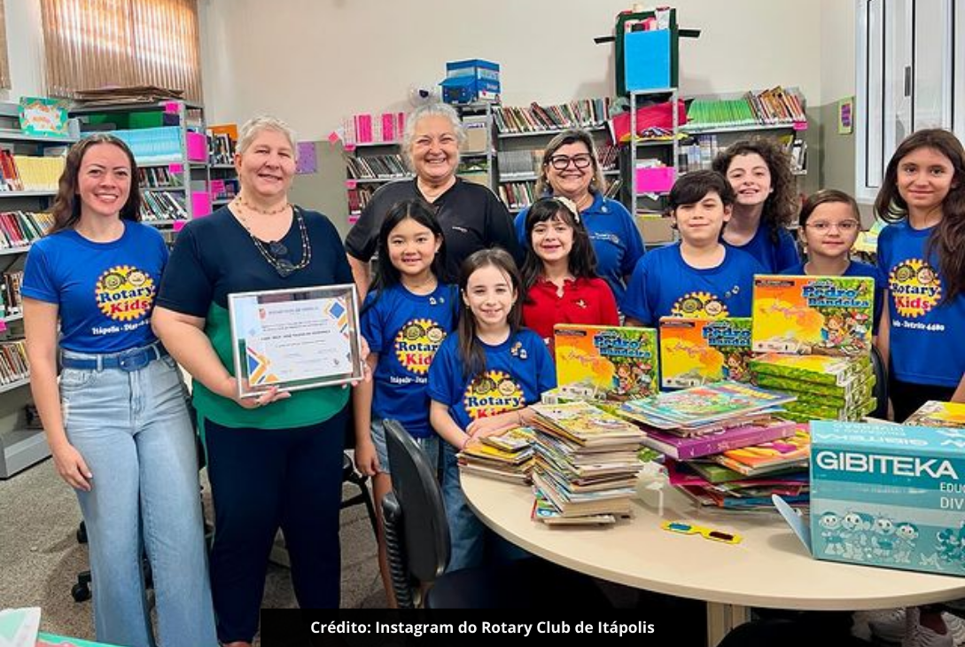 Foto dos membros do Rotary Kids de Itápolis em ação de doação de livros.