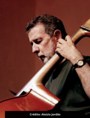 Foto de uma apresentação do músico Sérgio Barrozo.