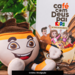 Foto de um boneco de pelúcia em formato de café ao lado do livro Café com Deus Pai versão Kids.