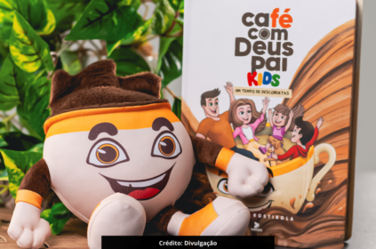Foto de um boneco de pelúcia em formato de café ao lado do livro Café com Deus Pai versão Kids.