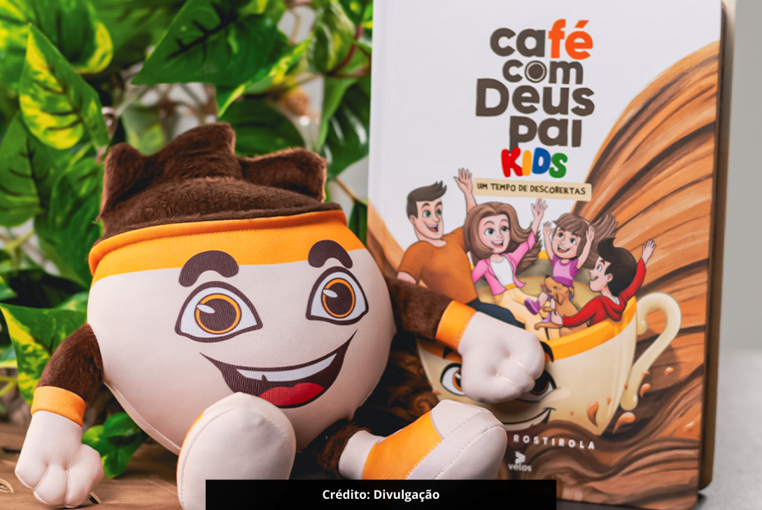 Foto de um boneco de pelúcia em formato de café ao lado do livro Café com Deus Pai versão Kids.