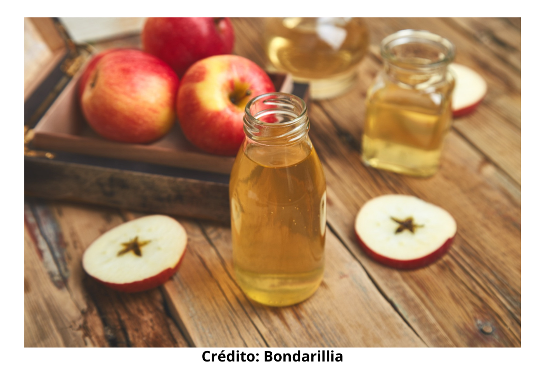 Imagem ilustrativa de uma mesa composta com maçãs e vinagrete de maçã natural.