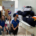 Foto de membros do Rotary com doações;