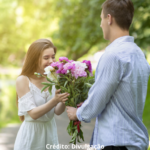 Imagem ilustrativa de um homem entregando flores para a mulher que ama.