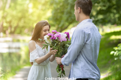 Imagem ilustrativa de um homem entregando flores para a mulher que ama.