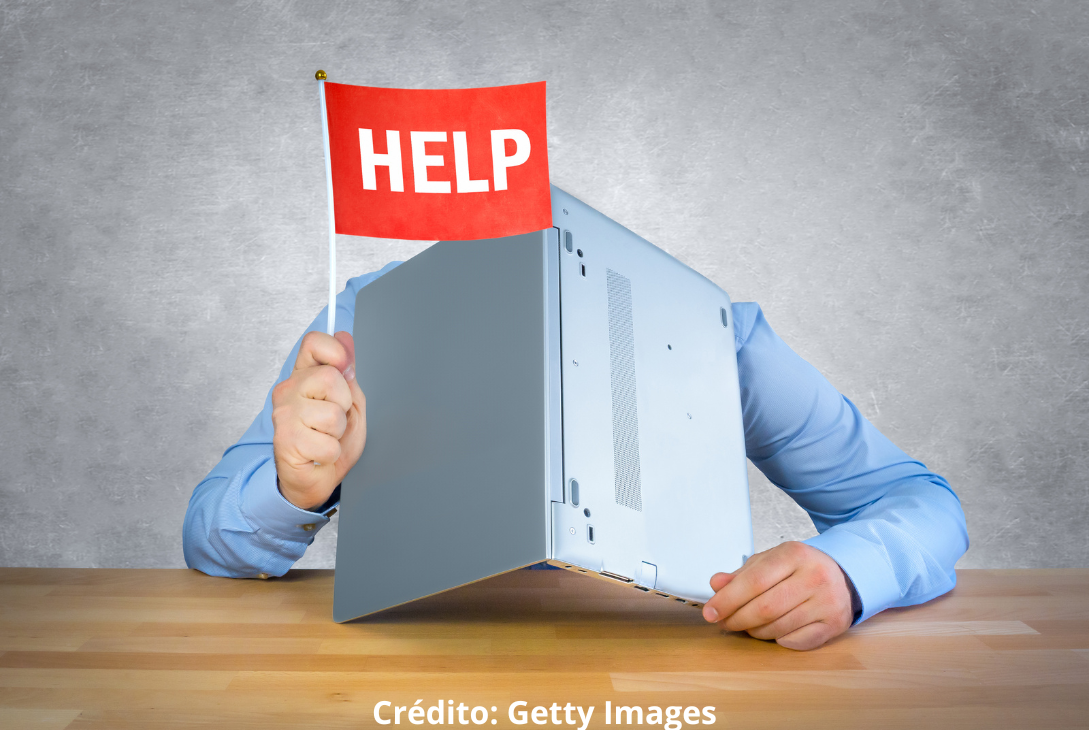 Imagem ilustrativa de uma pessoa com a cabeça escondida entre um notebook aberto pedindo por ajuda.