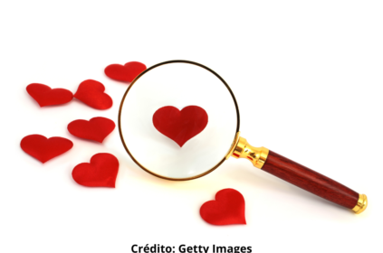 Imagem ilustrativa de uma lupa ampliando um dos papéis vermelhos em forma de coração.