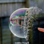 Imagem ilustrativa de uma mão estourando uma bolha.