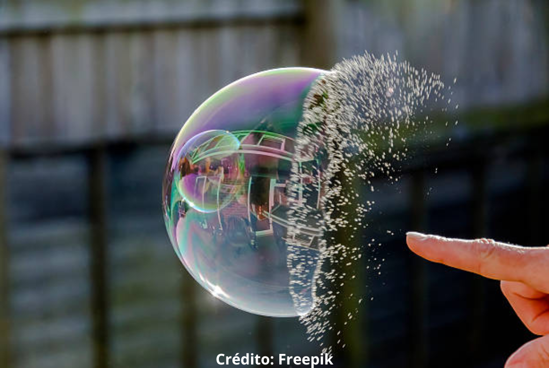 Imagem ilustrativa de uma mão estourando uma bolha.