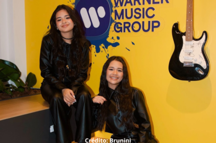 Foto de Jennifer e Stephany na Warner Music Brasil.
