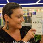 Foto da escritora Flávia Lippi com o livro A Equação.