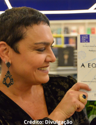 Foto da escritora Flávia Lippi com o livro A Equação.