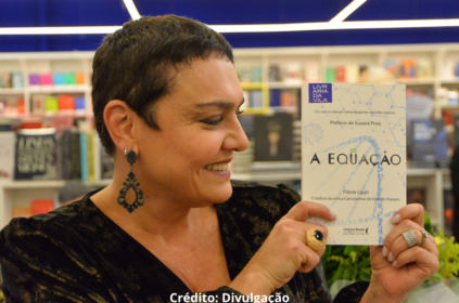 Foto da escritora Flávia Lippi com o livro A Equação.