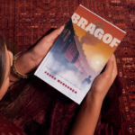 Imagem-montagem com foto do livro Bragof.