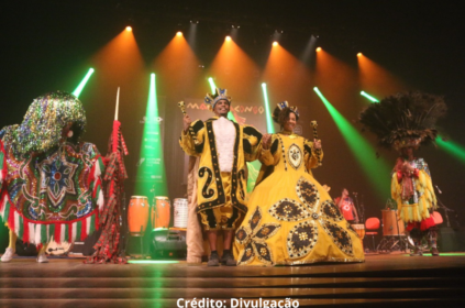 Foto de uma apresentação do Maracatu Estrela de Ouro de Aliança.