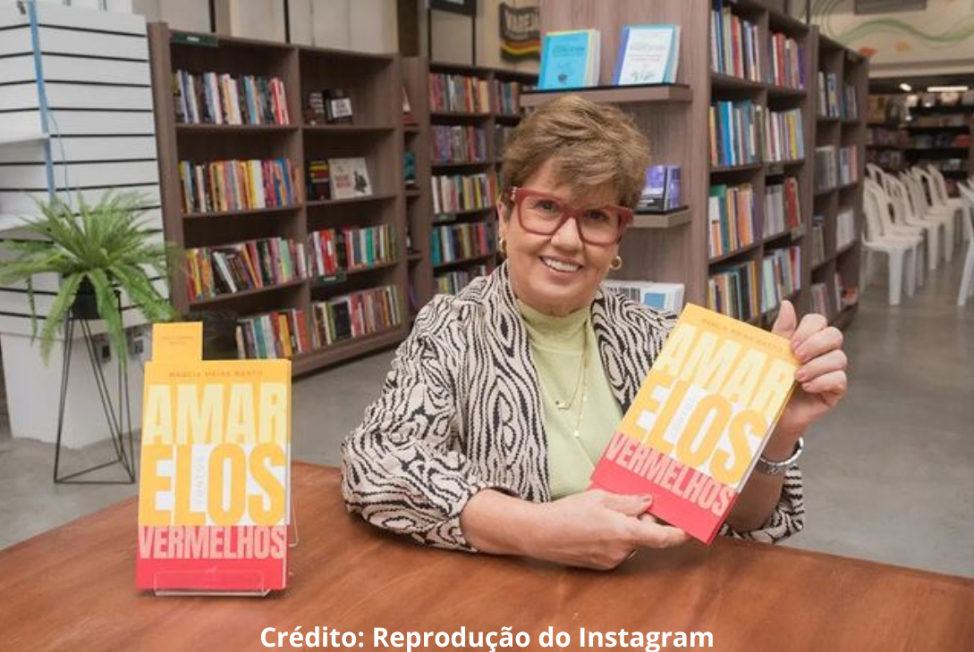 Foto de lançamento de livro escrito por Márcia Meira Basto.