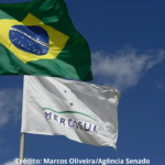 Foto das bandeiras do Brasil e do Mercosul.