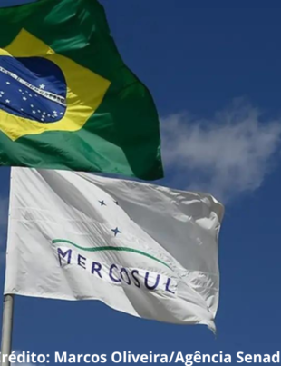 Foto das bandeiras do Brasil e do Mercosul.