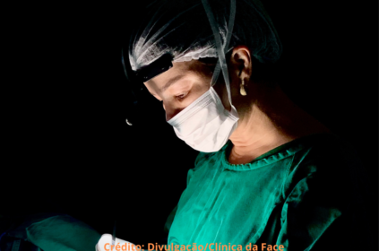 Foto de uma médica realizando rinoplastia.