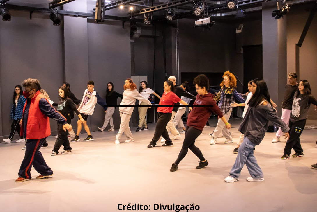 Foto de aula da São Paulo Escola de Dança.